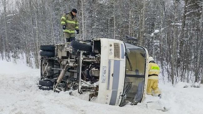На месте происшествия, где автобус опрокинулся в кювет в Приморском округе Архангельской области
