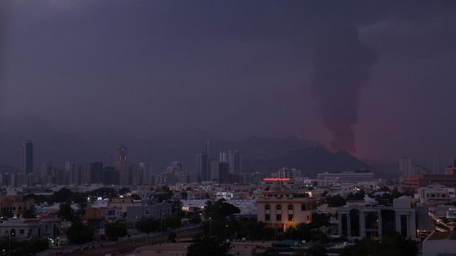 Дым в районе нефтепромышленного комплекса Фуджейры
