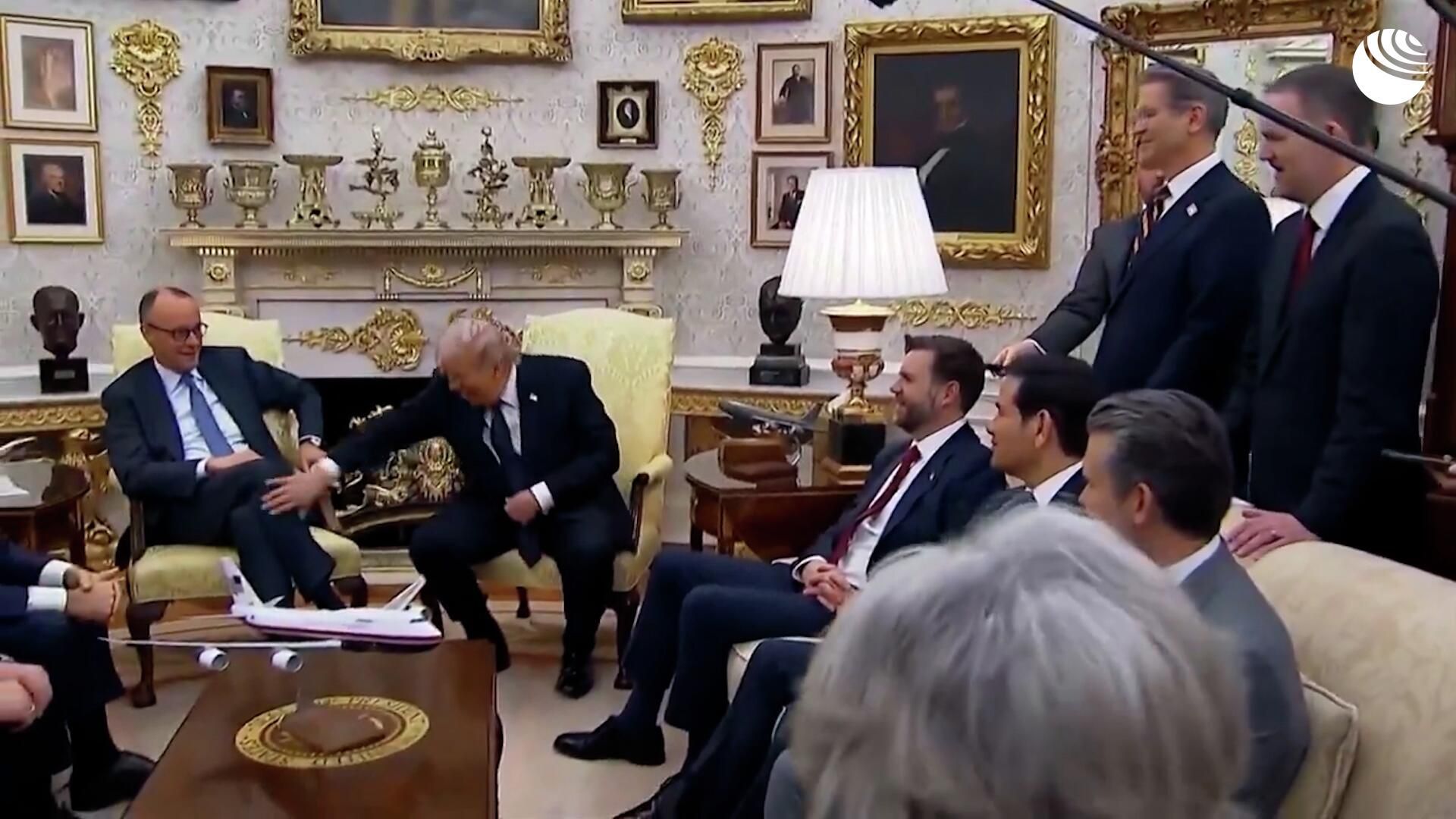 Дональд Трамп шутливо ударил канцлера ФРГ в ходе встречи в Белом доме - РИА Новости, 1920, 04.03.2026