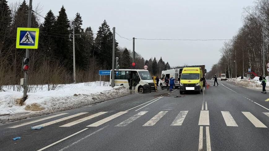 На месте ДТП с участием маршрутки и грузовика в городском округе Пушкино Московской области На месте ДТП с участием маршрутки и грузовика в городском округе Пушкино Московской области - РИА Новости, 1920, 04.03.2026