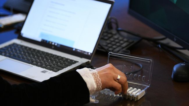 Девушка за работой на ноутбуке
