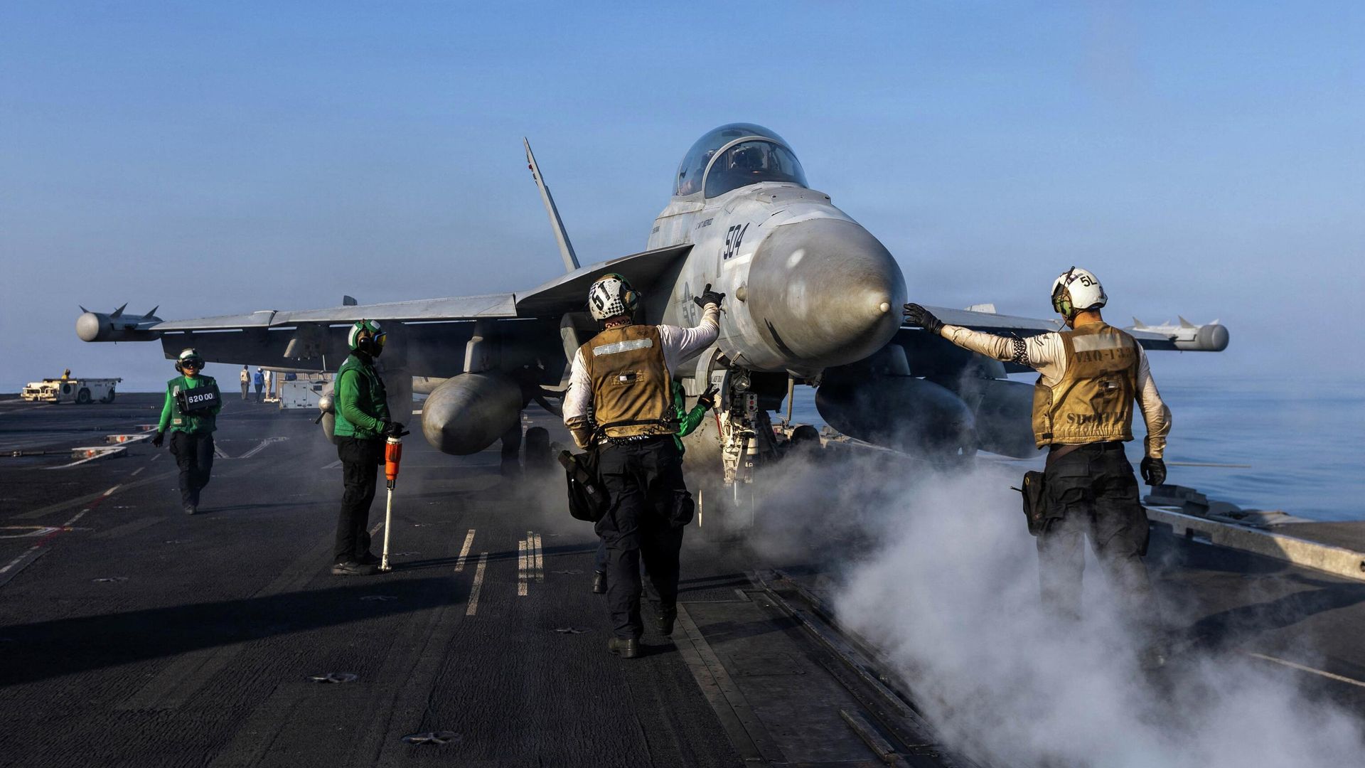 Самолет EA-18G Growler готовится к взлету с палубы авианосца ВМС США USS Abraham Lincoln в рамках операции Эпическая ярость против Ирана - РИА Новости, 1920, 04.03.2026