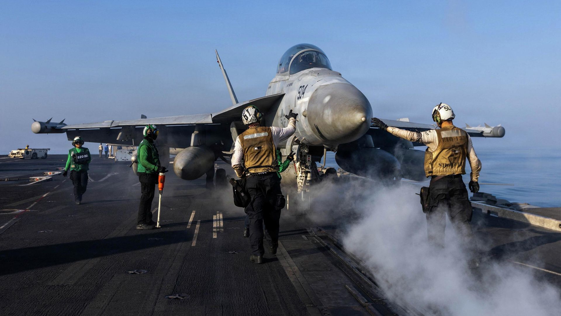 Самолет EA-18G Growler готовится к взлету с палубы авианосца ВМС США USS Abraham Lincoln в рамках операции Эпическая ярость против Ирана Самолет EA-18G Growler готовится к взлету с палубы авианосца ВМС США USS Abraham Lincoln в рамках операции Эпическая ярость против Ирана - РИА Новости, 1920, 07.03.2026