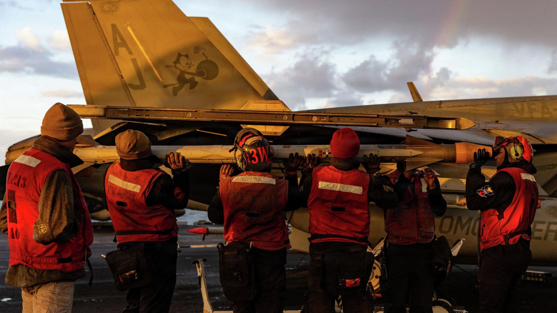 Военнослужащие ВМС США загружают боеприпасы на истребитель F/A-18E Super Hornet на палубе авианосца USS Gerald R. Ford во время операции Эпическая ярость Военнослужащие ВМС США загружают боеприпасы на истребитель F/A-18E Super Hornet на палубе авианосца USS Gerald R. Ford во время операции Эпическая ярость - РИА Новости, 1920, 07.03.2026