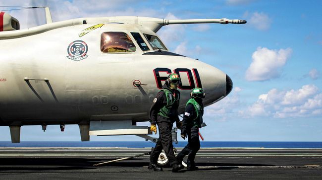 Военнослужащие США готовят самолет E-2D Hawkeye к взлету 