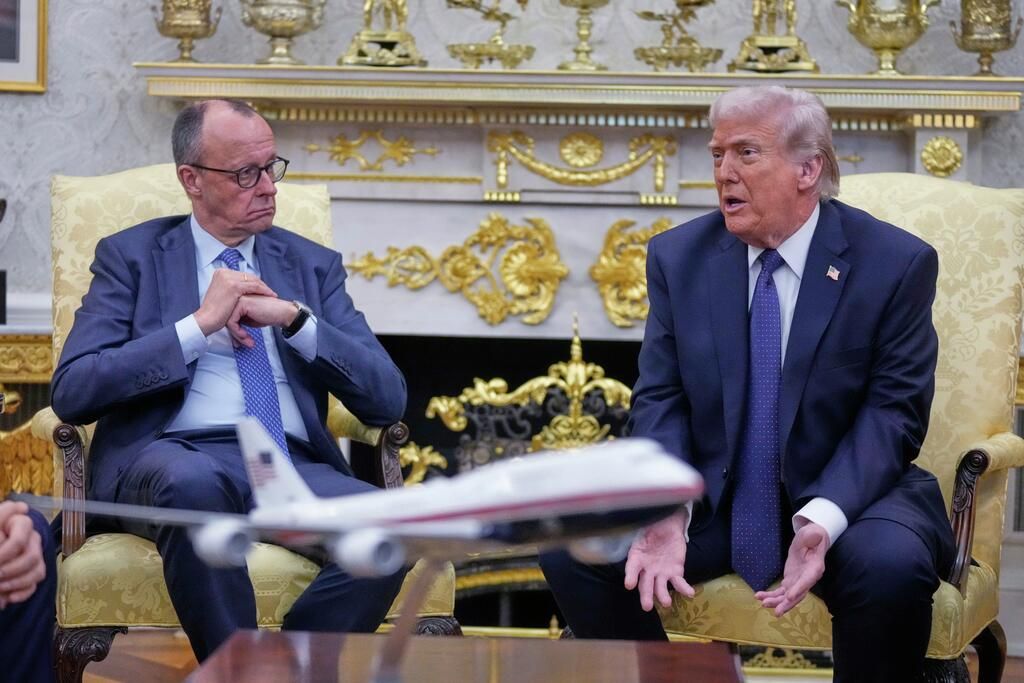 Президент США Дональд Трамп и канцлер Германии Фридрих Мерц во время встречи в Овальном кабинете Белого дома Президент США Дональд Трамп и канцлер Германии Фридрих Мерц во время встречи в Овальном кабинете Белого дома - РИА Новости, 1920, 23.07.2026
