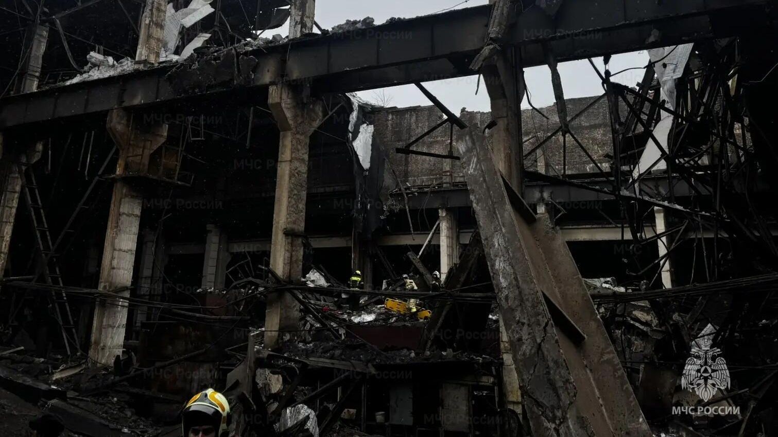 На месте обрушения кровли цеха завода в Туле На месте обрушения кровли цеха завода в Туле - РИА Новости, 1920, 04.03.2026