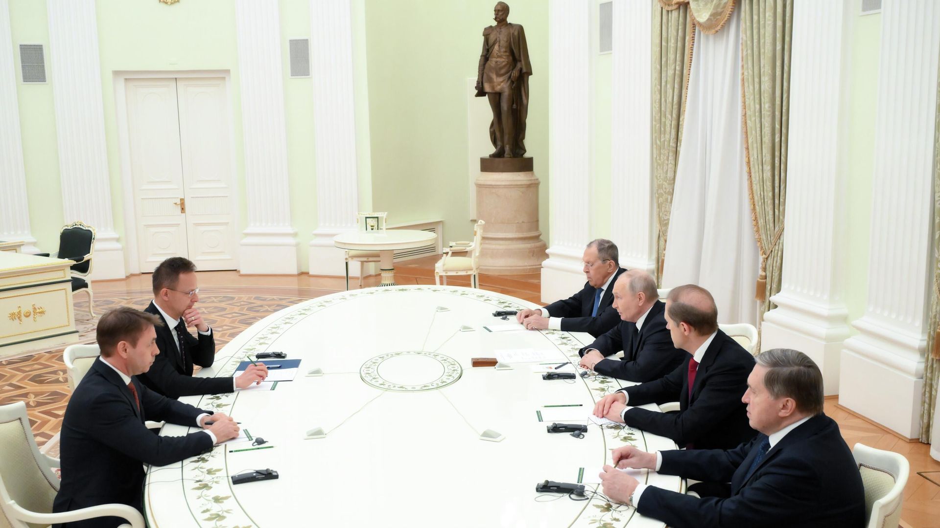  Президент РФ Владимир Путин и министр иностранных дел Венгрии Петер Сийярто во время встречи - РИА Новости, 1920, 04.03.2026