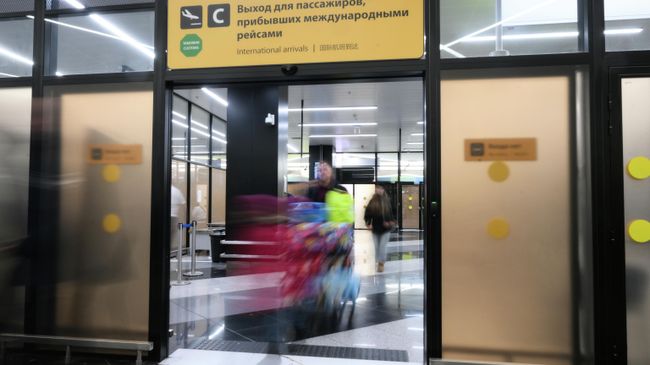 Пассажиры на выходе из зоны прилета международных рейсов в аэропорту Шереметьево