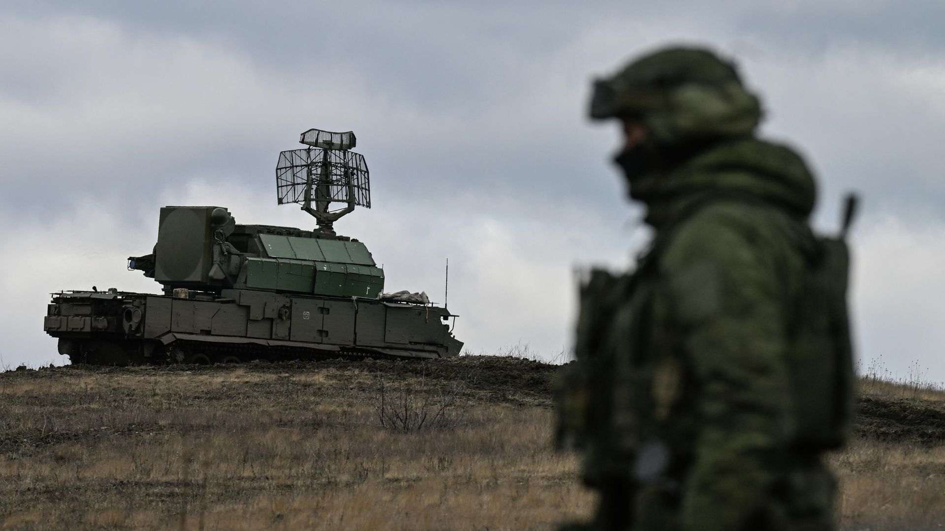 Боевая работа расчета зенитно-ракетного комплекса Тор-М1 Боевая работа расчета зенитно-ракетного комплекса Тор-М1 - РИА Новости, 1920, 03.04.2026