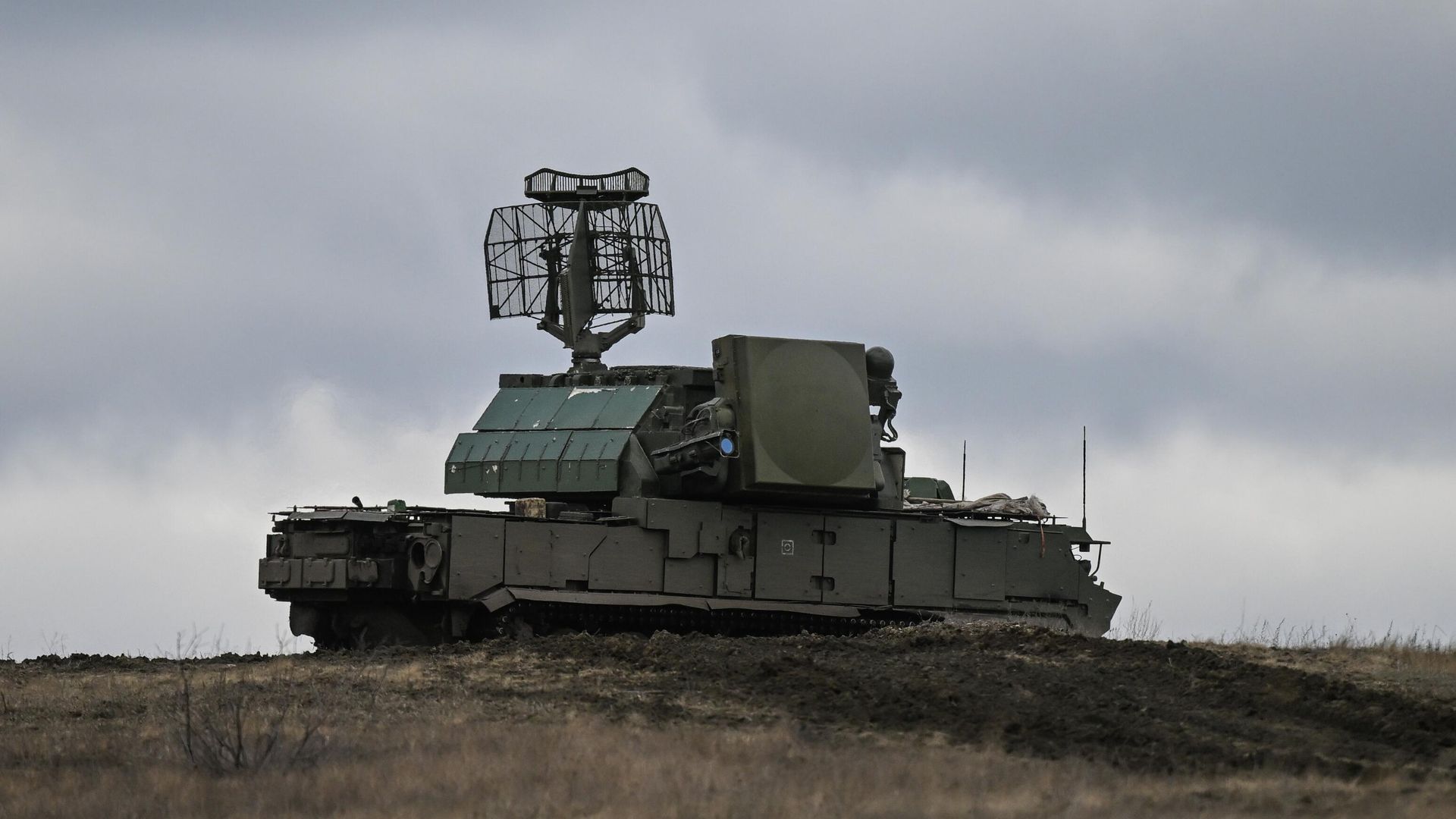 Боевая работа расчета зенитно-ракетного комплекса Тор-М1 Боевая работа расчета зенитно-ракетного комплекса Тор-М1 - РИА Новости, 1920, 12.05.2026