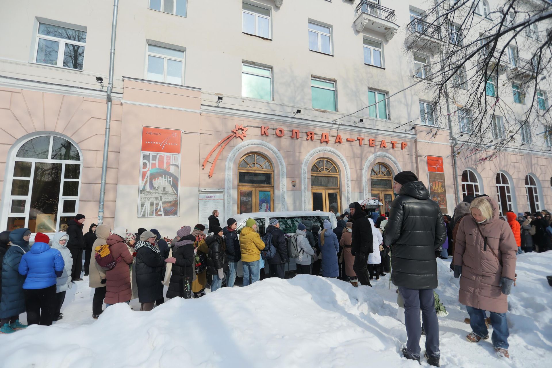 Очередь в Коляда-театр в Екатеринбурге на церемонию прощания с драматургом Николаем Колядой - РИА Новости, 1920, 05.03.2026
