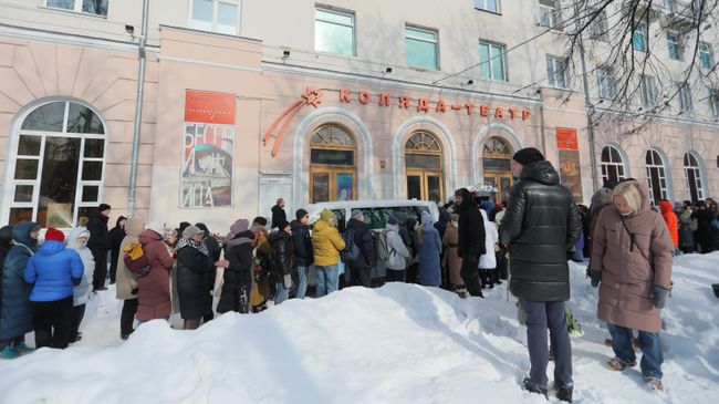 Очередь в Коляда-театр в Екатеринбурге на церемонию прощания с драматургом Николаем Колядой