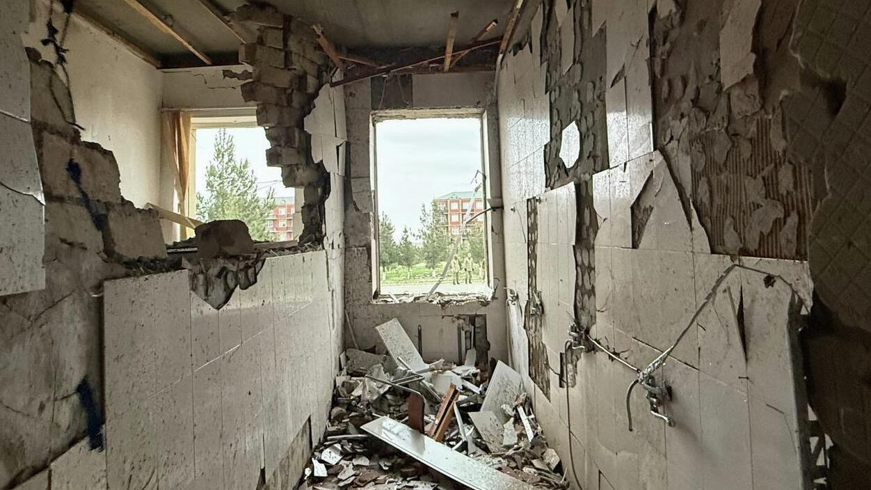 Последствия падения беспилотника возле школы в Нахичевани Последствия падения беспилотника возле школы в Нахичевани - РИА Новости, 1920, 07.03.2026