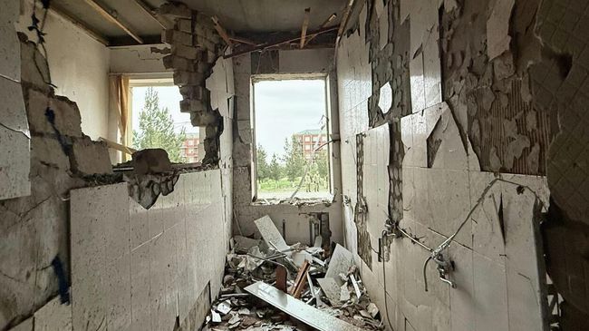 Последствия падения беспилотника возле школы в Нахичевани