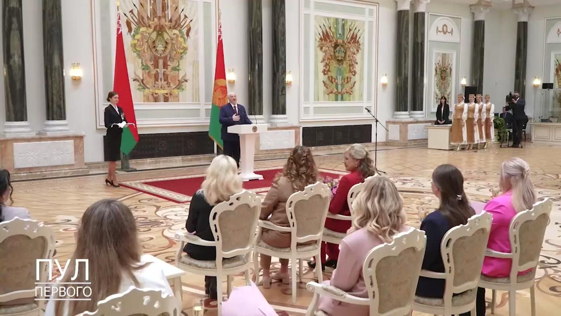 Лукашенко призвал белорусских женщин писать ему в TikTok, если хоть один мужик их обидит Лукашенко призвал белорусских женщин писать ему в TikTok, если хоть один мужик их обидит - РИА Новости, 1920, 05.03.2026