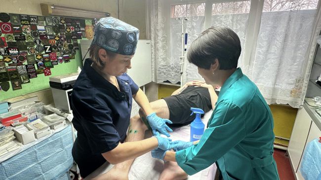 Перевязка раненого медиками медроты Перевязка раненого медиками медроты