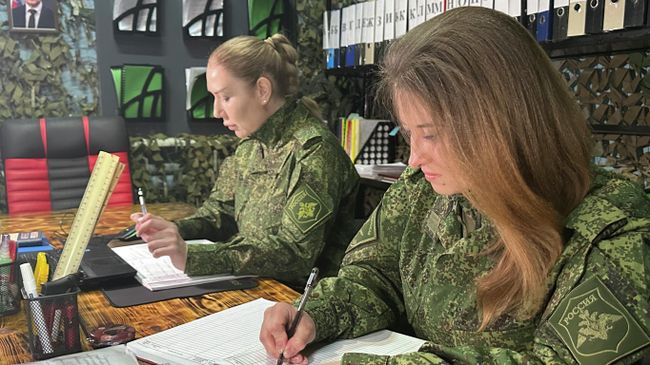 Ефрейторы Руслана Кириллова и Наталья Кучкарева
