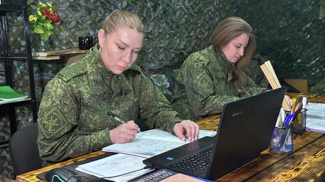 Ефрейторы Руслана Кириллова и Наталья Кучкарева заведуют документооборотом в полку Ефрейторы Руслана Кириллова и Наталья Кучкарева заведуют документооборотом в полку