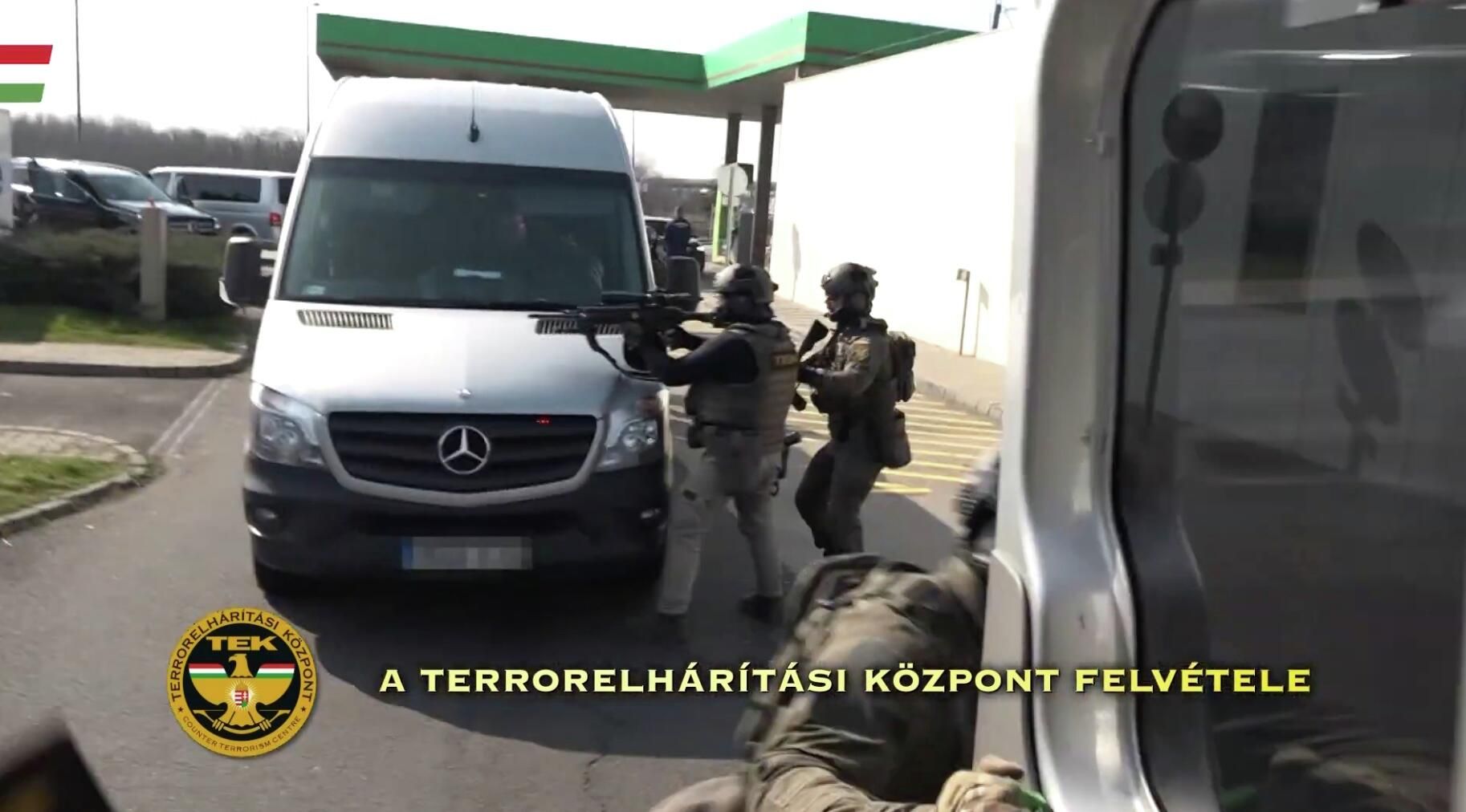 Задержание украинцев, перевозивших валюту и золото, венгерскими правоохранителями. Кадр видео - РИА Новости, 1920, 10.03.2026