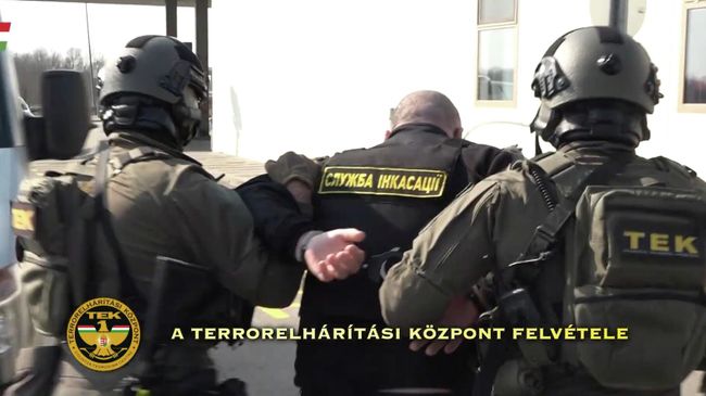 Задержание украинцев, перевозивших валюту и золото, венгерскими правоохранителями. Кадр видео