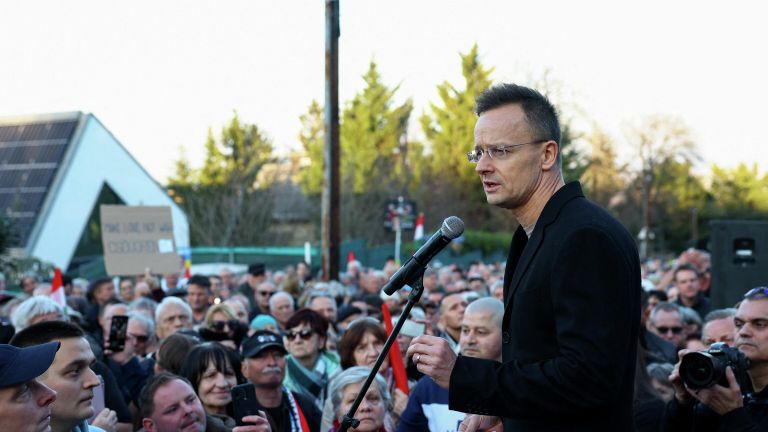 Министр иностранных дел Венгрии Петер Сийярто на протесте против шантажа Украины в Будапеште