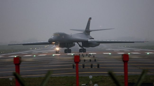 Бомбардировщик B-1B Lancer ВВС США на базе Королевских ВВС в Фэрфорде