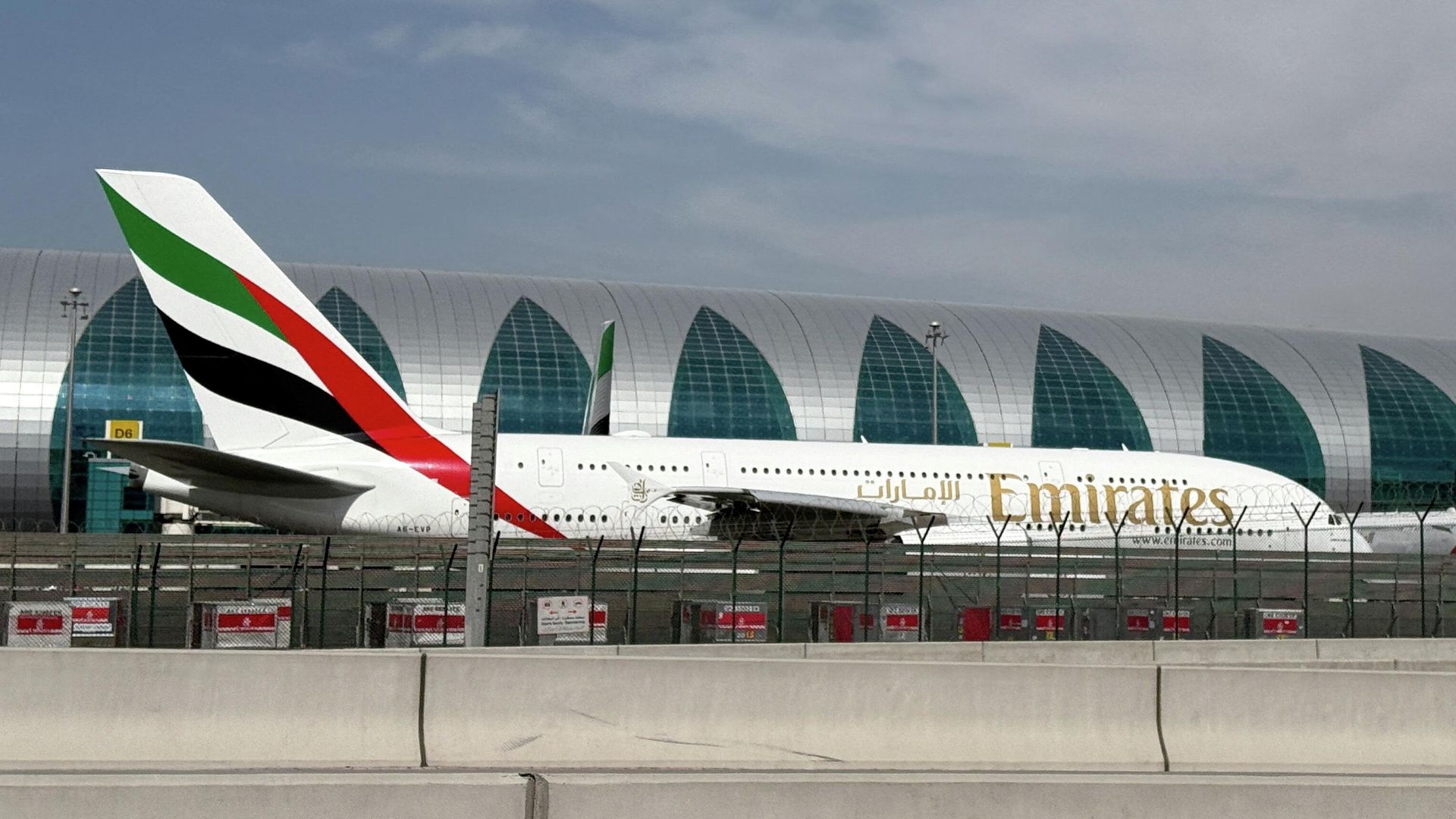 Самолет авиакомпании Emirates в международном аэропорту Дубая Самолет авиакомпании Emirates в международном аэропорту Дубая - РИА Новости, 1920, 10.03.2026