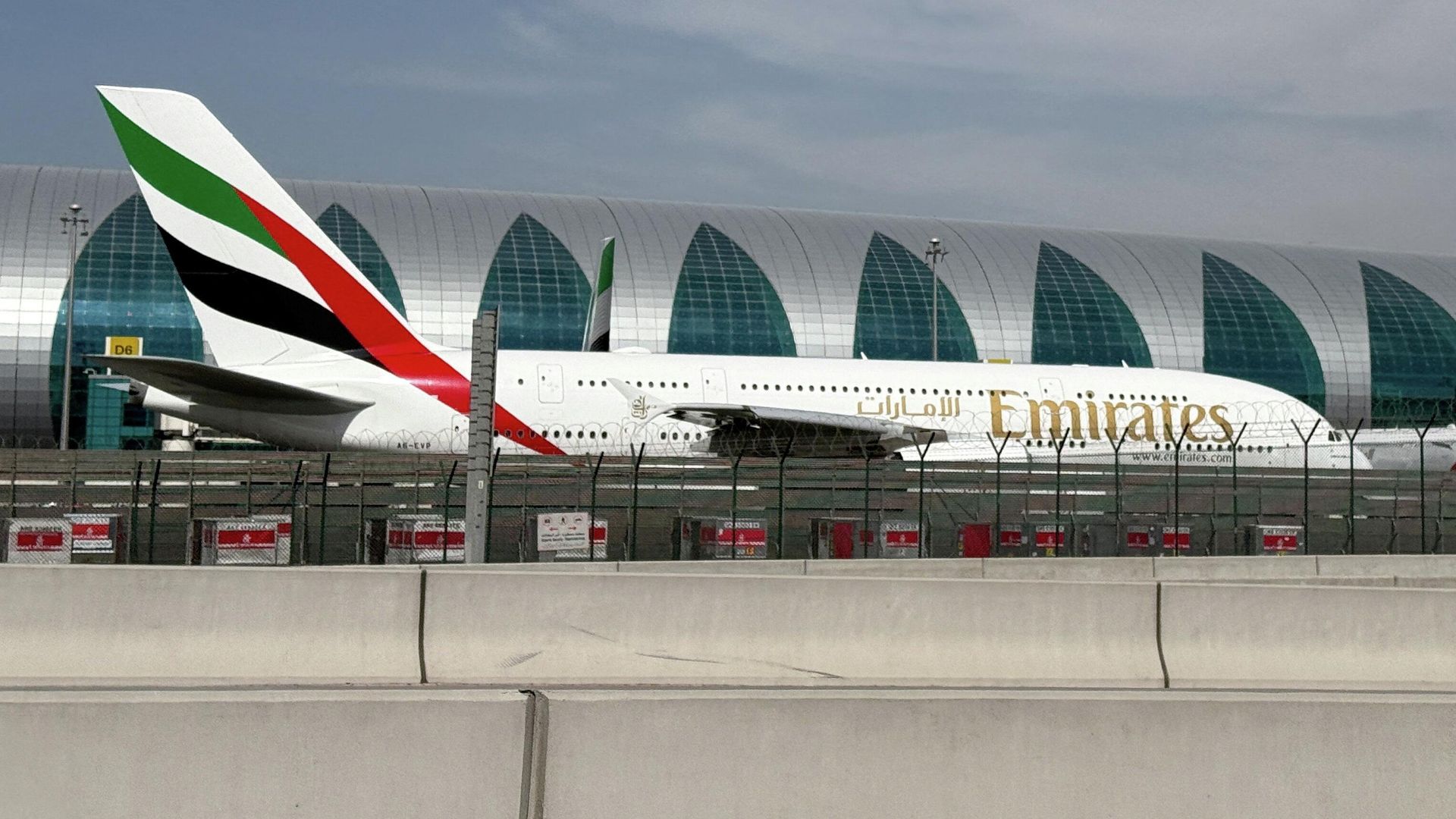 Самолет авиакомпании Emirates в международном аэропорту Дубая Самолет авиакомпании Emirates в международном аэропорту Дубая - РИА Новости, 1920, 10.03.2026