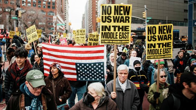 Марш против операции США в Иране в Нью-Йорке 7 марта 2026