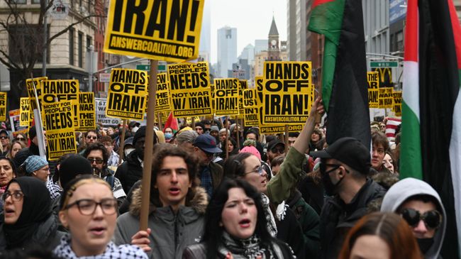 Акция протеста против операции США в Иране в Нью-Йорке