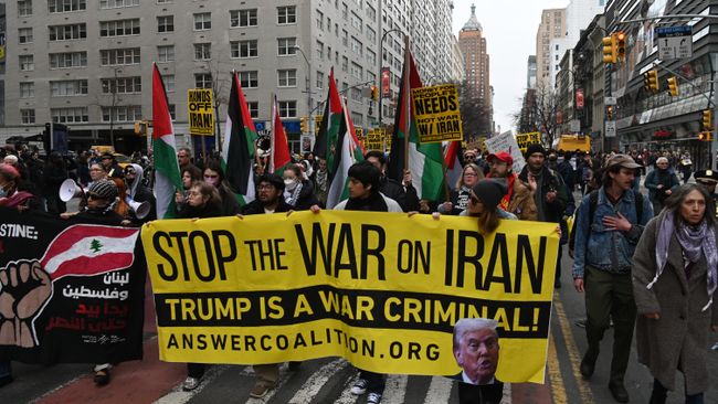 Акция протеста против операции США в Иране в Нью-Йорке