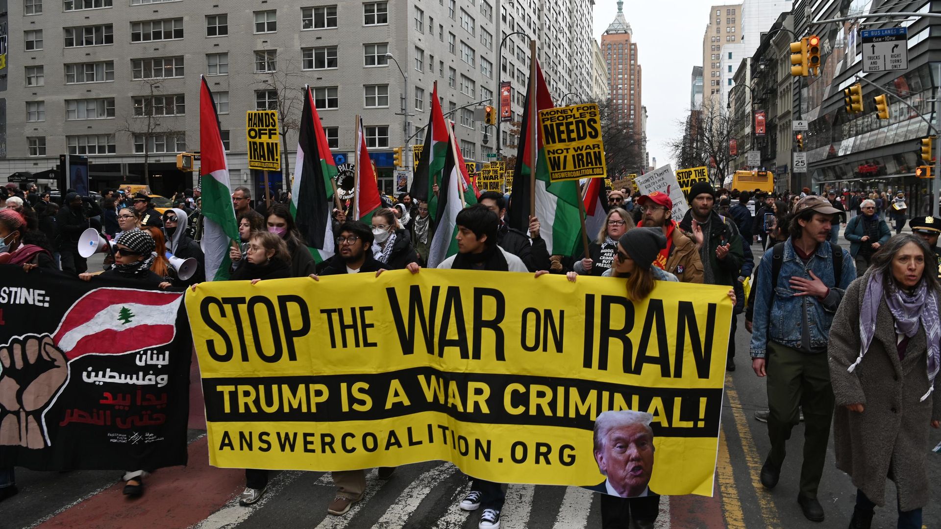 Акция протеста против операции США в Иране в Нью-Йорке Акция протеста против операции США в Иране в Нью-Йорке - РИА Новости, 1920, 07.03.2026