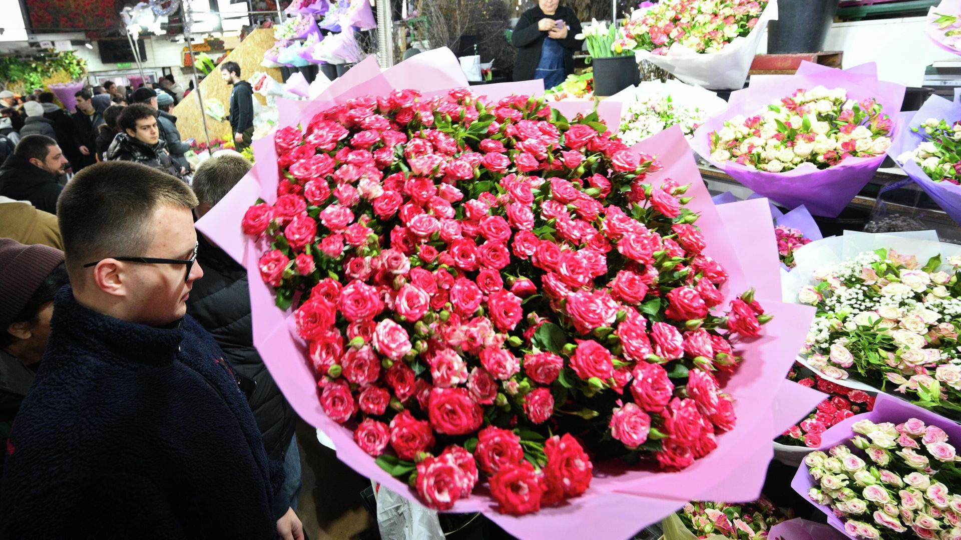 Продажа цветов 8 марта на Рижском рынке в Москве Продажа цветов 8 марта на Рижском рынке в Москве - РИА Новости, 1920, 11.03.2026