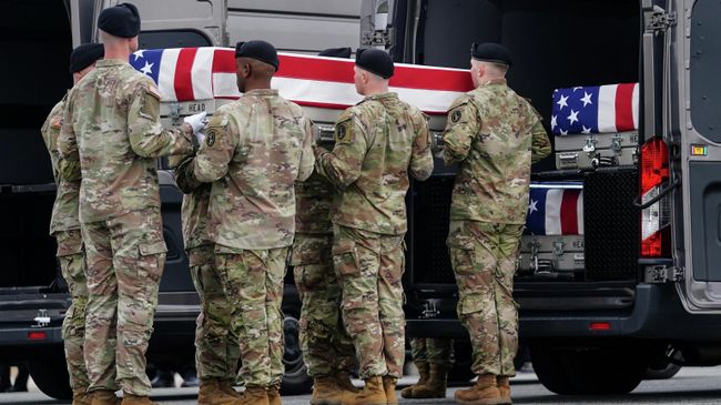 Церемония репатриации тел погибших американских военных в операции против Ирана на авиабазе Довер в штате Делавэр