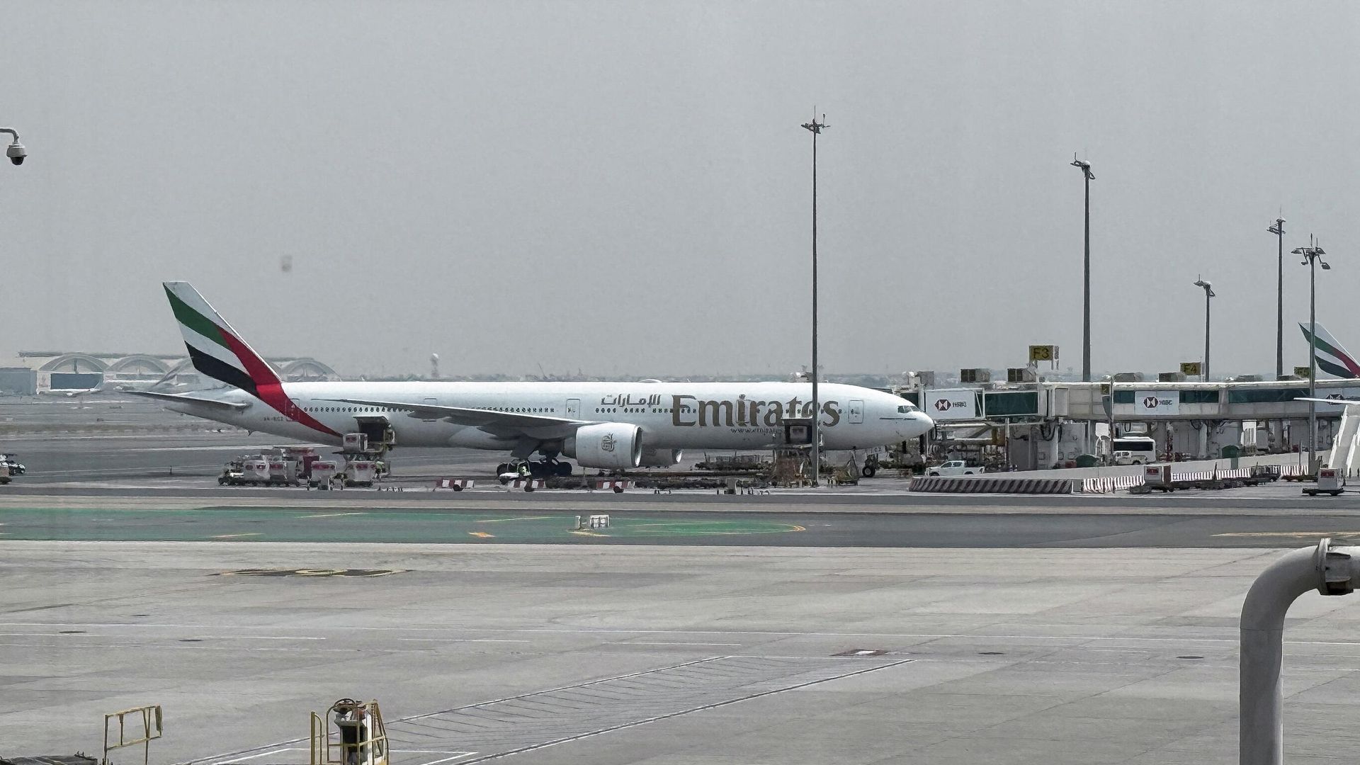 Самолет авиакомпании Emirates в международном аэропорту Дубая - РИА Новости, 1920, 16.03.2026