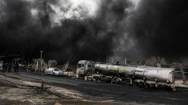 Дым на месте удара по нефтехранилищу в Тегеране