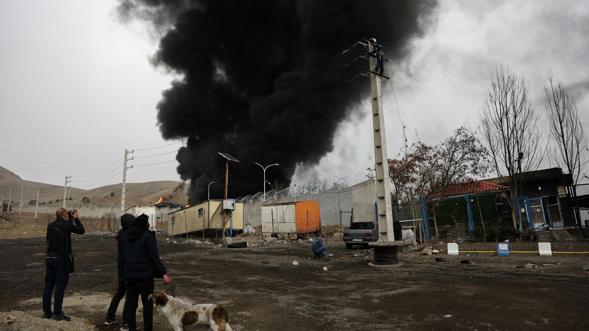 Дым на месте удара по нефтехранилищу в Тегеране Дым на месте удара по нефтехранилищу в Тегеране - РИА Новости, 1920, 12.03.2026