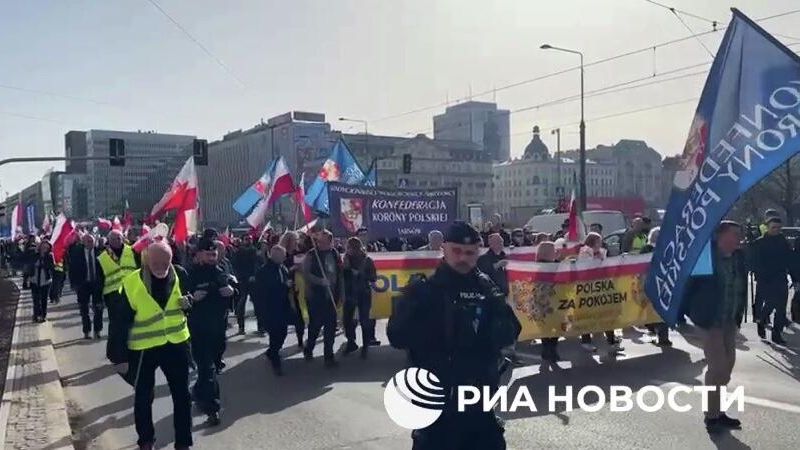 Уличный марш против втягивания Польши в военные действия на Украине и Ближнем Востоке проходит в Варшаве Уличный марш против втягивания Польши в военные действия на Украине и Ближнем Востоке проходит в Варшаве - РИА Новости, 1920, 08.03.2026