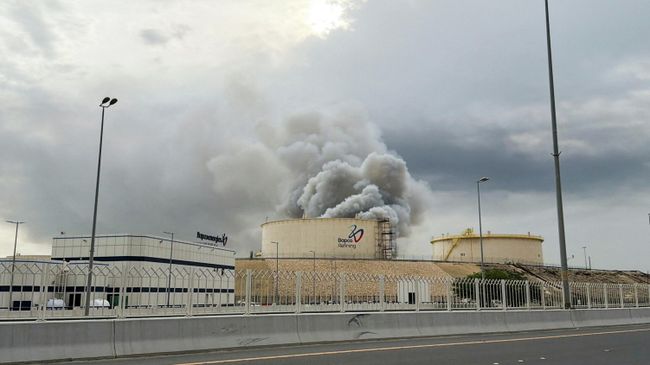 Дым на месте удара по нефтеперерабатывающему заводу BAPCO в районе Ситра в Бахрейне