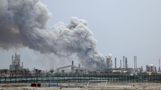 Дым на месте удара по нефтеперерабатывающему заводу BAPCO в районе Ситра в Бахрейне