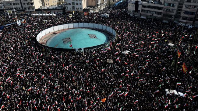 Участники митинга в поддержку нового верховного лидера Ирана Моджтабы Хаменеи в Тегеране. 9 марта 2026