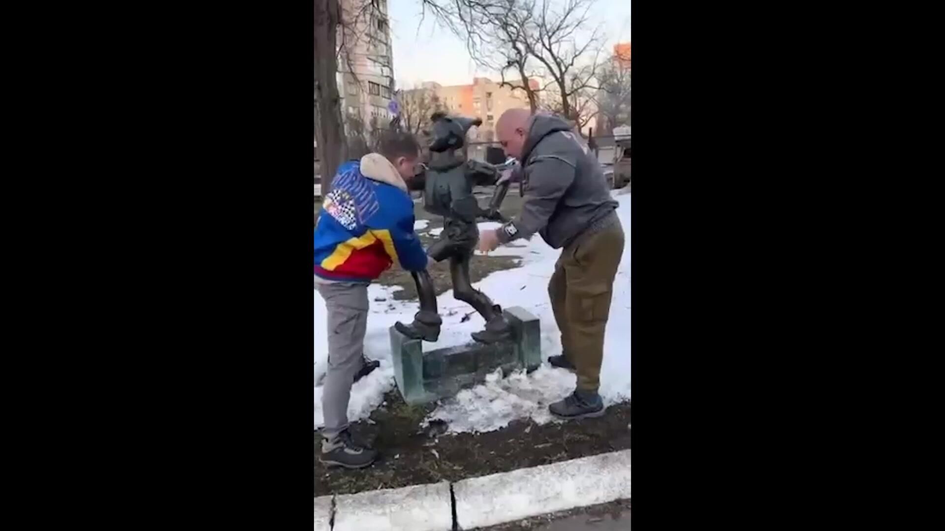 Снос скульптуры Буратино в Киеве Снос скульптуры Буратино в Киеве - РИА Новости, 1920, 09.03.2026