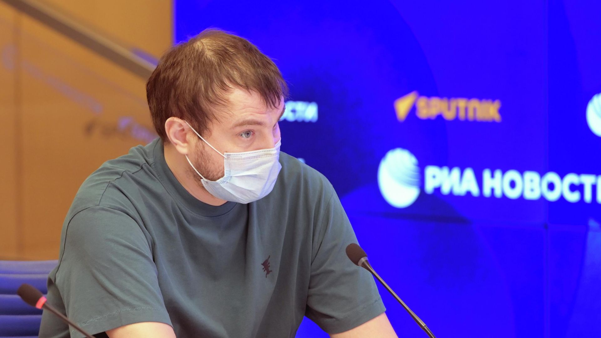 Пациент Роман, которому провели трансплантацию двух рук, на пресс-конференции в пресс-центре Россия сегодня Пациент Роман, которому провели трансплантацию двух рук, на пресс-конференции в пресс-центре Россия сегодня - РИА Новости, 1920, 10.03.2026