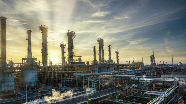 Нефтеперерабатывающий завод в городе Эр-Рувайс