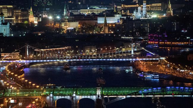 Вид на Пушкинский и Крымский мосты в Москве