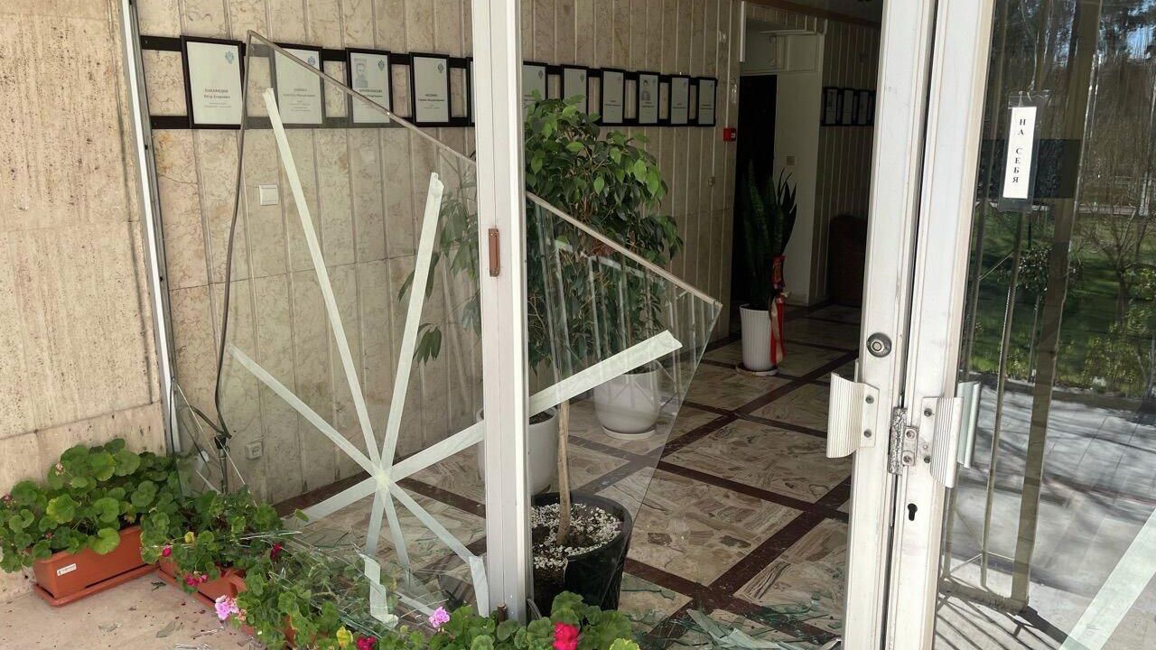 Повреждения консульства России в иранском Исфахане после удара - РИА Новости, 1920, 10.03.2026