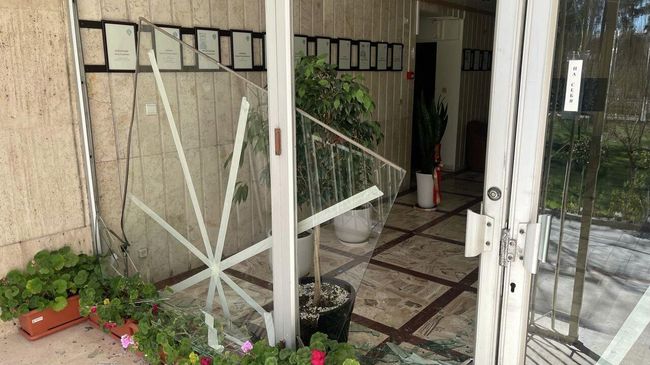 Повреждения консульства РФ в иранском Исфахане после удара