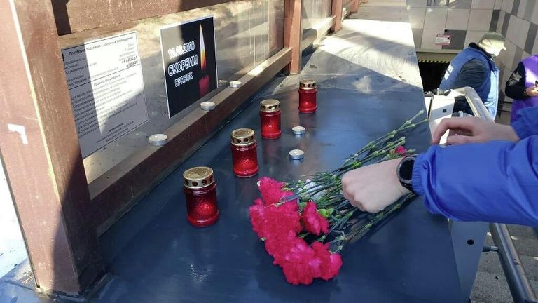 Стихийный мемориал на месте ракетного удара ВСУ по Брянску