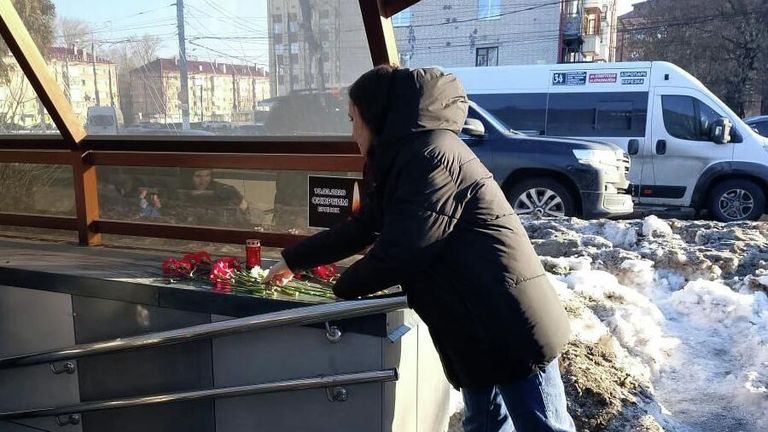 Жители Брянска несут цветы на место ракетного удара ВСУ